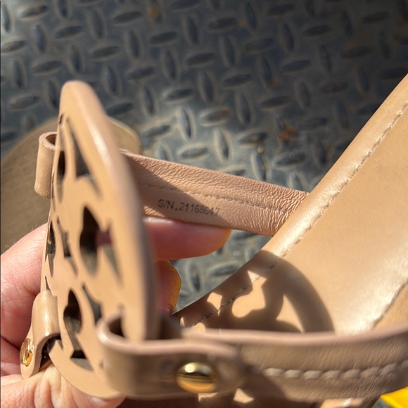 Tory Burch Tan Leather Sandals with Logo Cutout - Picture 6 of 11